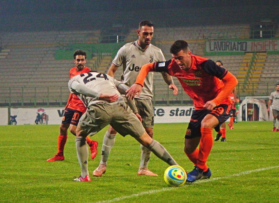 Lucchese, preso il centrocampista Picchi È fatta per il portiere Volpe e il centrale Bachini 