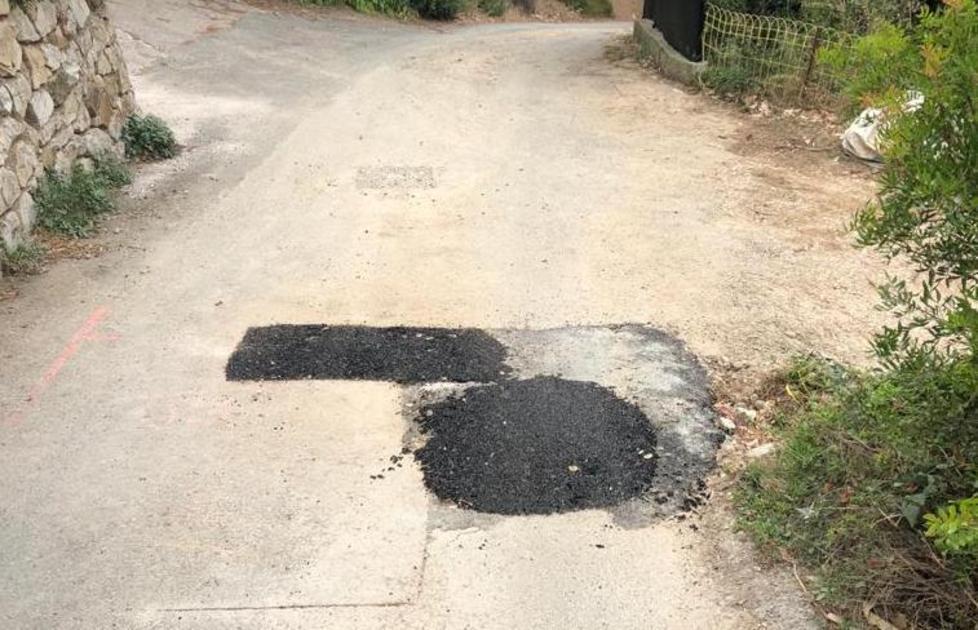 Asa ripara la tubatura rotta dalla primavera nella strada vicinale 