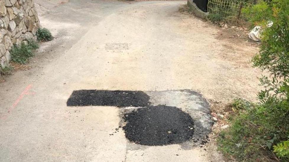 Asa ripara la tubatura rotta dalla primavera nella strada vicinale