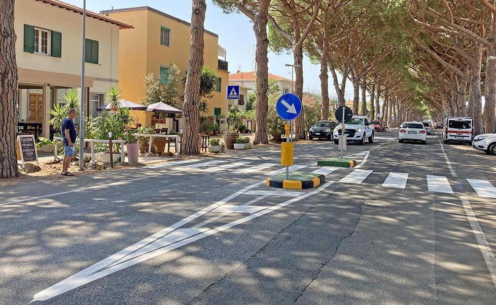 Tre isole spartitraffico installate sul viale per limitare la velocità 