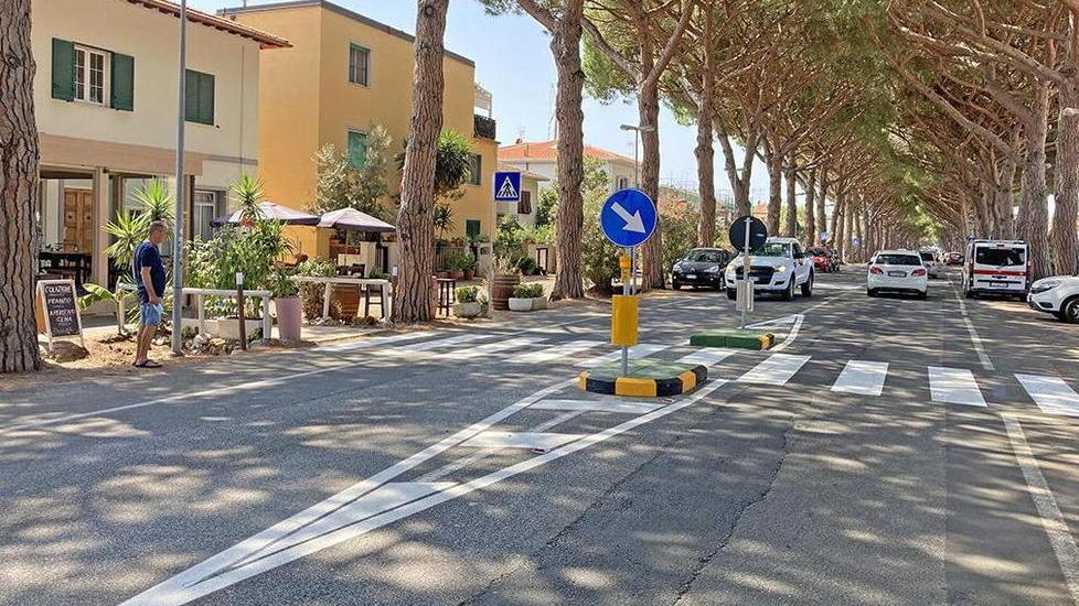 Tre isole spartitraffico installate sul viale per limitare la velocità