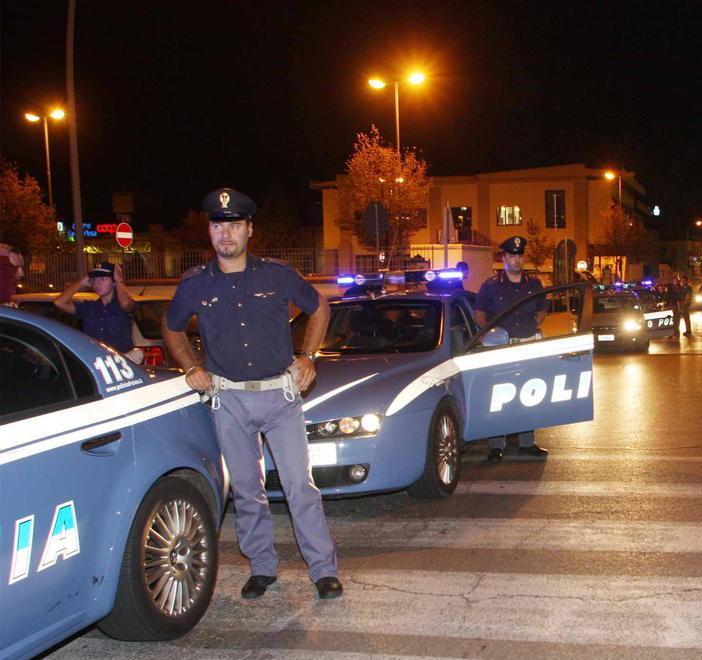 Danneggiano due auto in sosta e fuggono: fermati dalla polizia