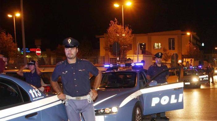 Danneggiano due auto in sosta e fuggono: fermati dalla polizia