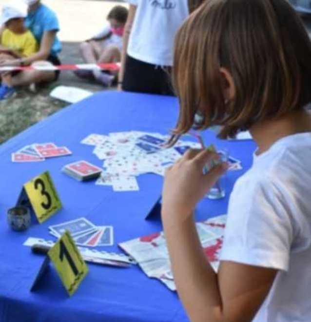 I ragazzi giocano a fare i poliziotti
