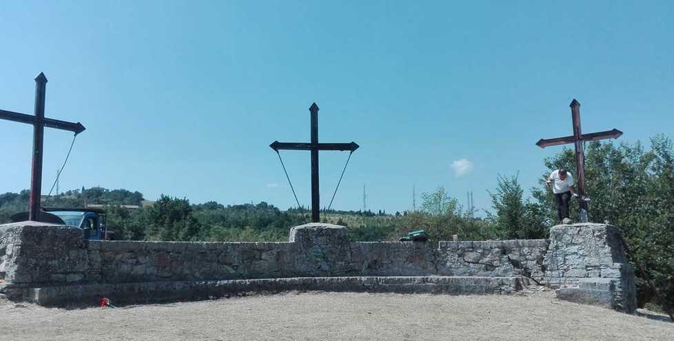 Monte Evangelo, ripristinata la croce divelta dai vandali 