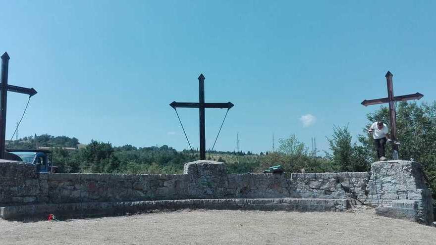 Monte Evangelo, ripristinata la croce divelta dai vandali