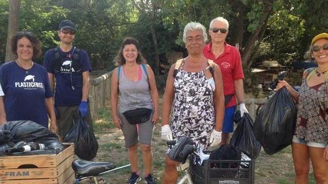 Volontari puliscono spiaggia e pinete