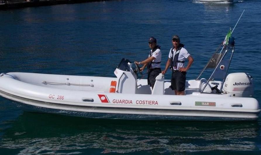 Esplode il motore di un gommone, due ustionati a Tavolara 