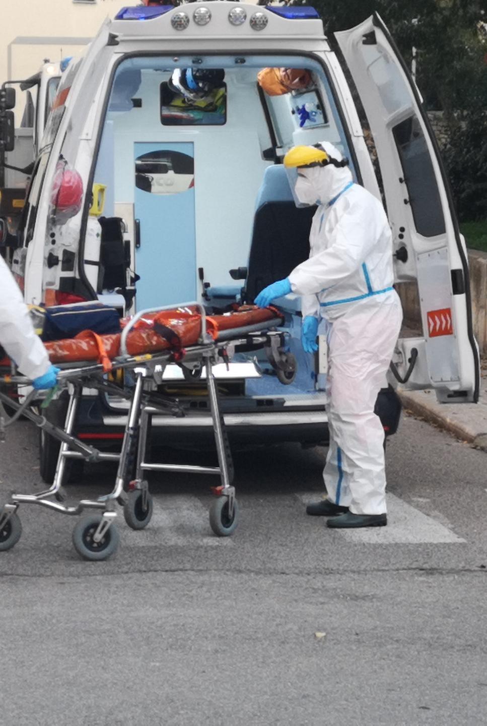 Ambulanze ferme ore sempre ostaggio delle barelle