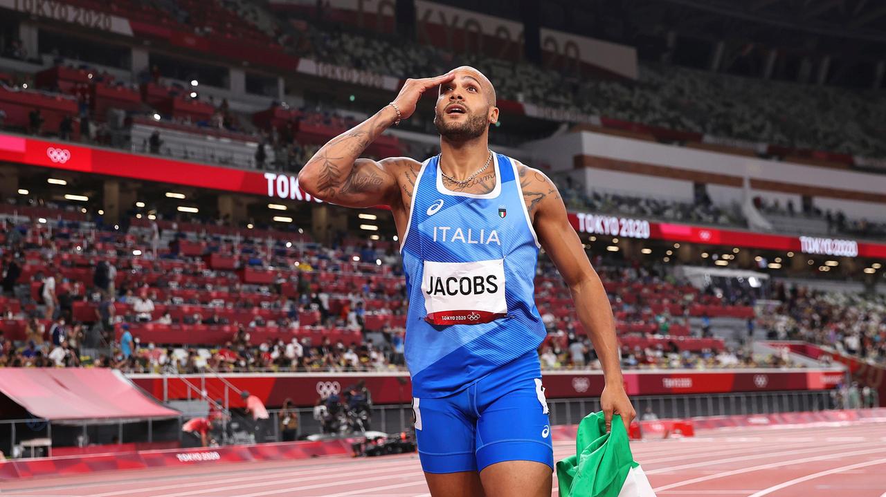 Marcell Jacobs festeggia dopo aver conquistato la medaglia d’oro nei 100 metri