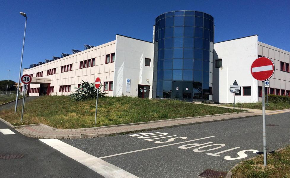 Una foto scattata all’esterno dell’ospedale di Cecina