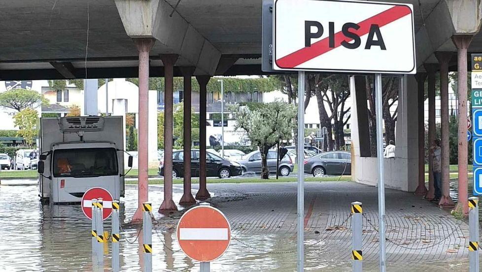 Un camion bloccato dall’acqua in zona aeroporto nel 2015
