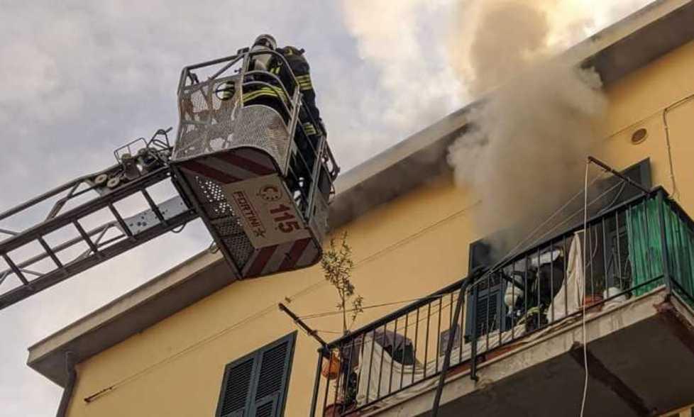 Incendio nell’appartamento dei vicini, donna di 90 anni muore per la paura 