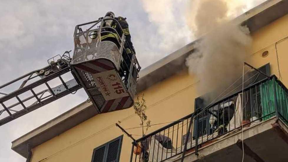 Incendio nell’appartamento dei vicini, donna di 90 anni muore per la paura