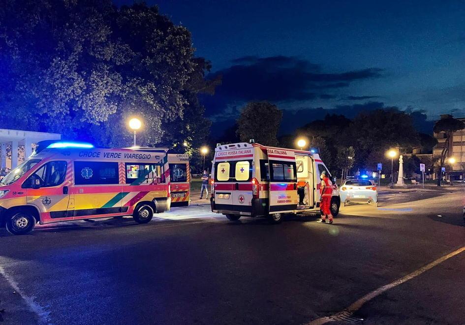 L’intervento della polizia e dei soccorritori in piazza D’Azeglio all’alba di domenica 1 agosto