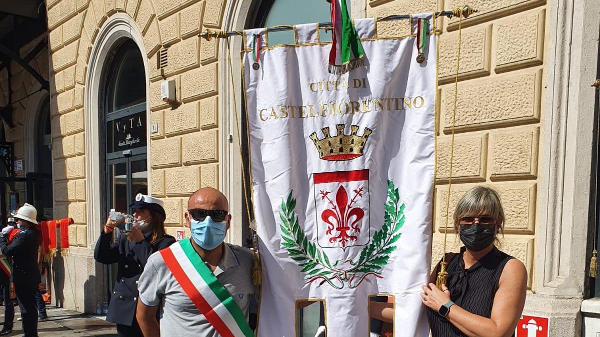 I consiglieri di Castelfiorentino Salvadori e Fioravanti alla cerimonia sull'anniversario della strage di Bologna per ricordare le vittime della Valdelsa