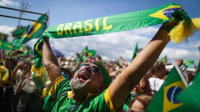Brasile: migliaia in piazza a sostegno del governo Bolsonaro