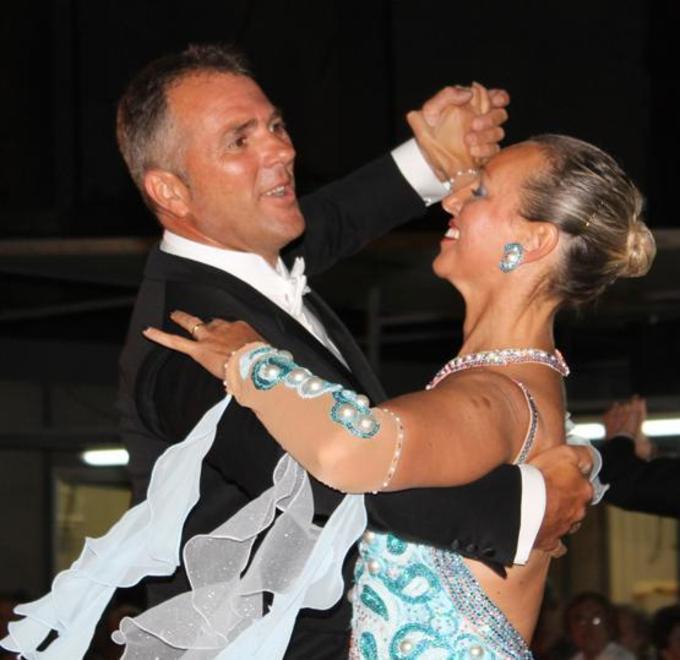 Il commerciante 55enne sulla pista da ballo con la sorella Isabella Panichi