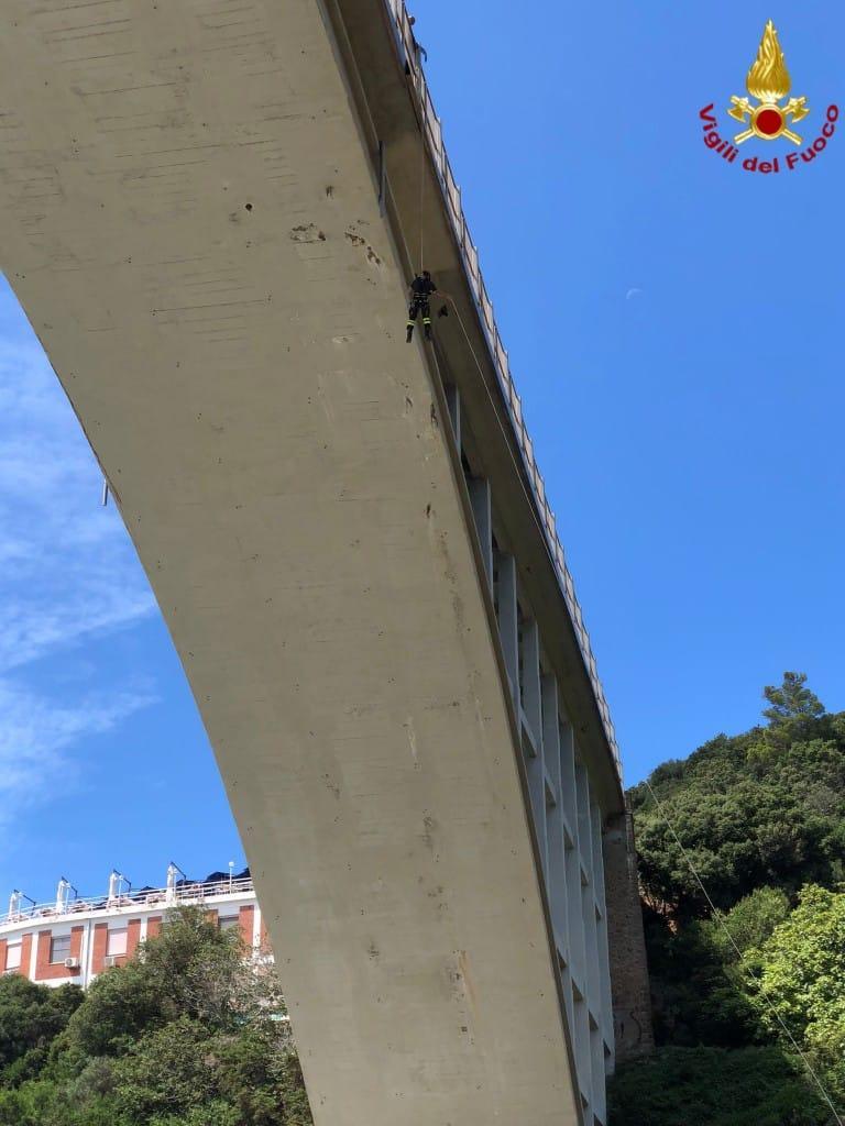 Cadono intonaci dal ponte di Calignaia, transennata la spiaggia 