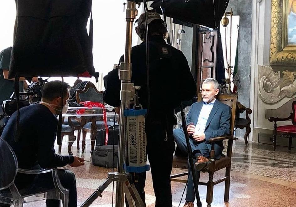 Lo scrittore e studioso Sergio Costanzo mentre registra un programma televisivo per RaiStoria