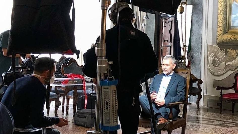 Lo scrittore e studioso Sergio Costanzo mentre registra un programma televisivo per RaiStoria