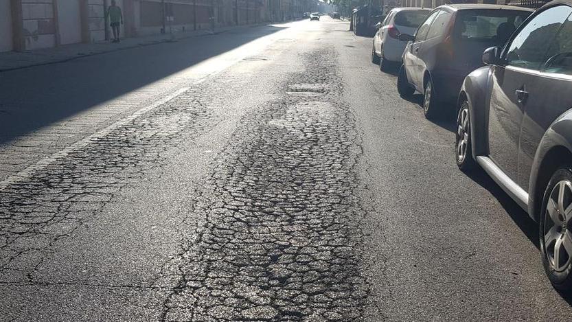 Ferrara, buche e crepe in strada: una città da asfaltare