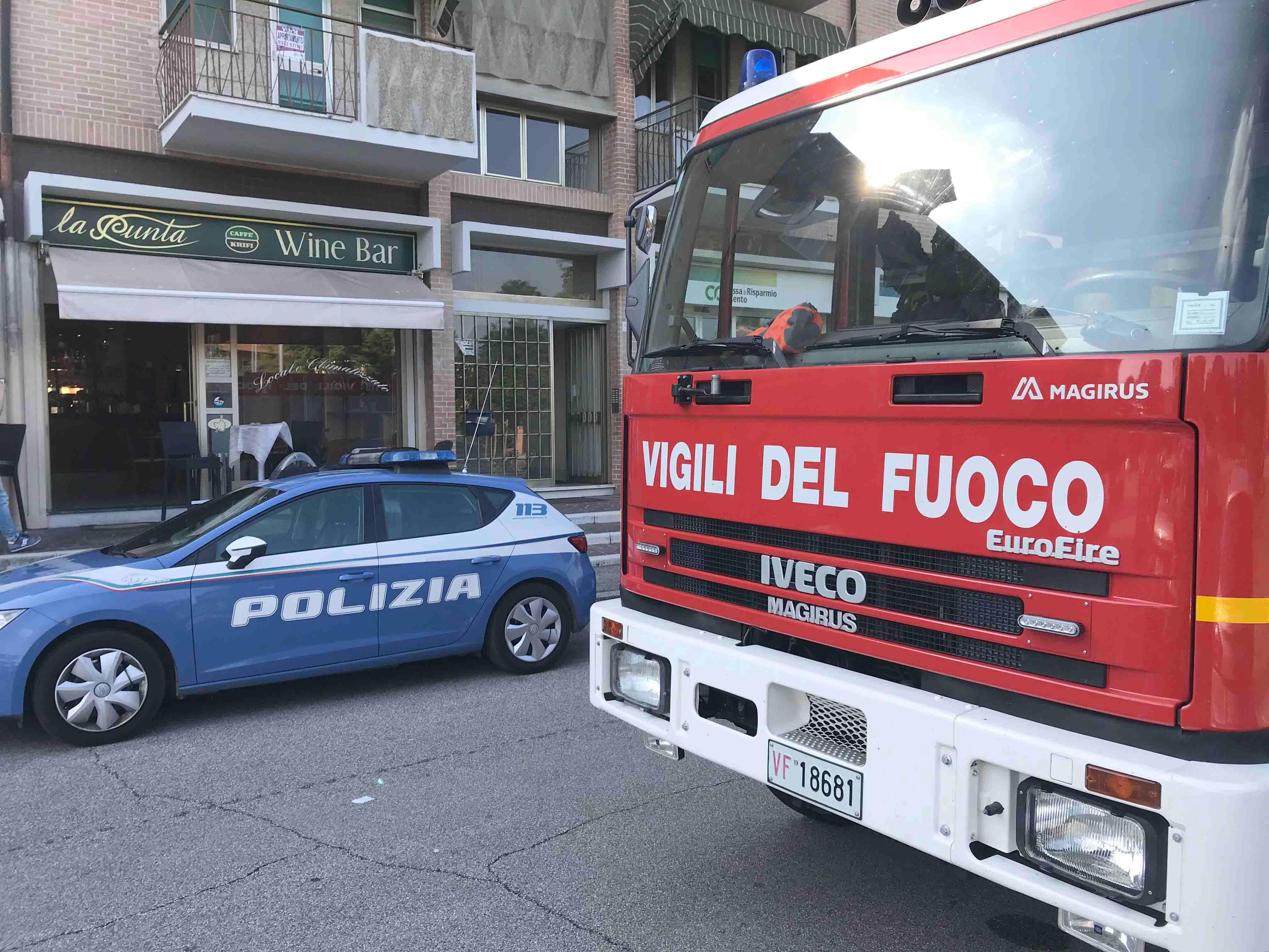 Dà l'allarme di una perdita d'acqua, trova in casa un inquilino abusivo 
