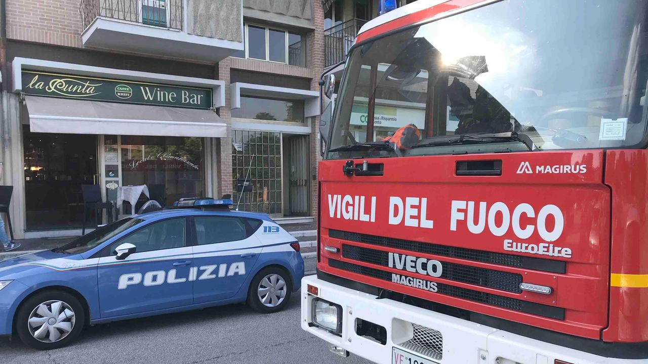 Dà l'allarme di una perdita d'acqua, trova in casa un inquilino abusivo