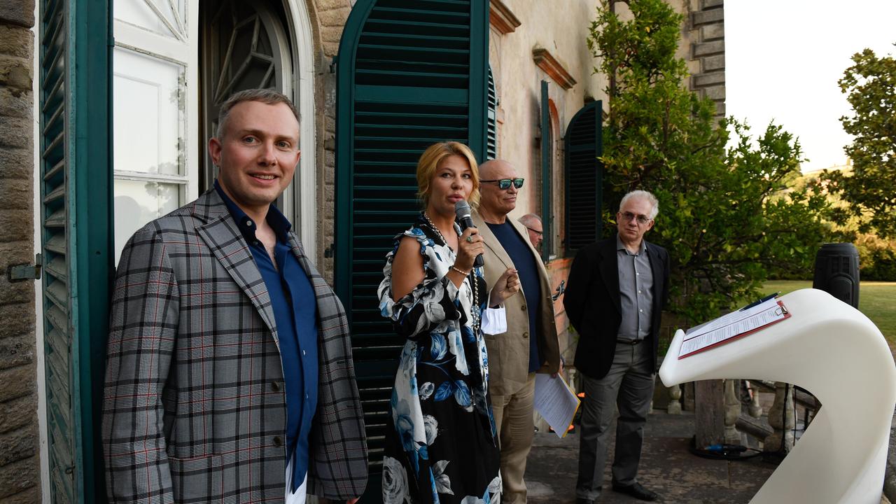 Un momento dell'evento a Villa Arnolfini. Al centro: Maria Solntseva (Foto Sernacchioli)