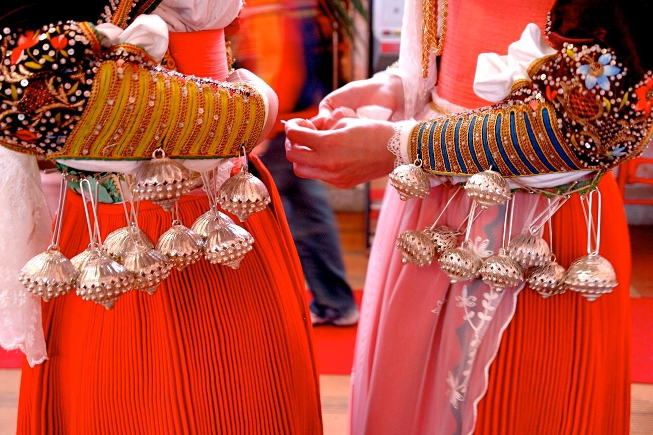 Preziosi dettagli di un abito tradizionale sardo