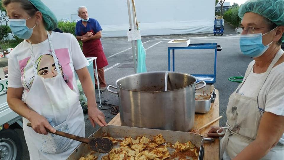 Dalle volontarie della Sartoria 2.500 tortelli di patate ai licenziati Gkn