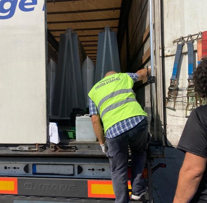 Modena. Controlli sui camion, raffica di multe tra i tir stranieri: «Niente permessi» 