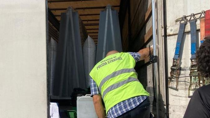 Modena. Controlli sui camion, raffica di multe tra i tir stranieri: «Niente permessi»