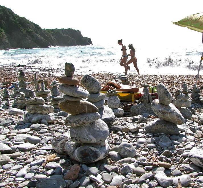 La sfida delle pietre impilate sulla spiaggia di Calamoresca 