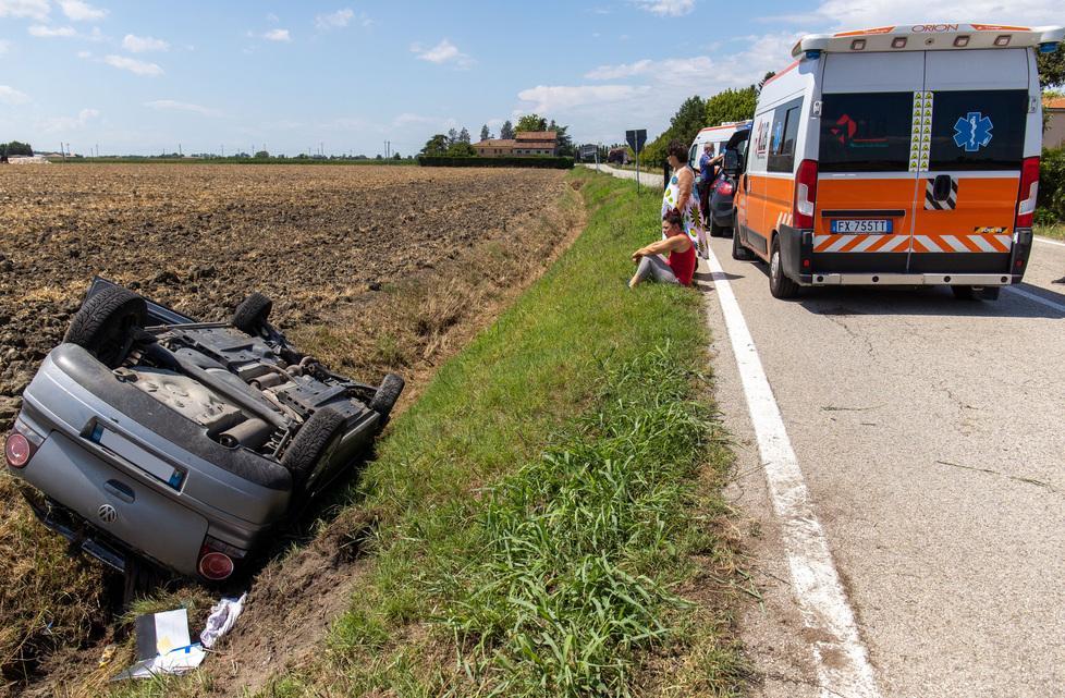 Con l’auto nel fosso Sotto choc scendono e se ne vanno a piedi 