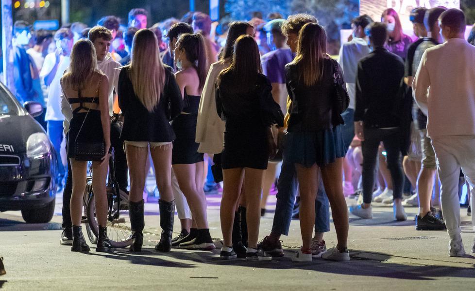 Movida selvaggia, ragazzini senza controllo e troppo alcol facile: l'allarme da Lido Spina 