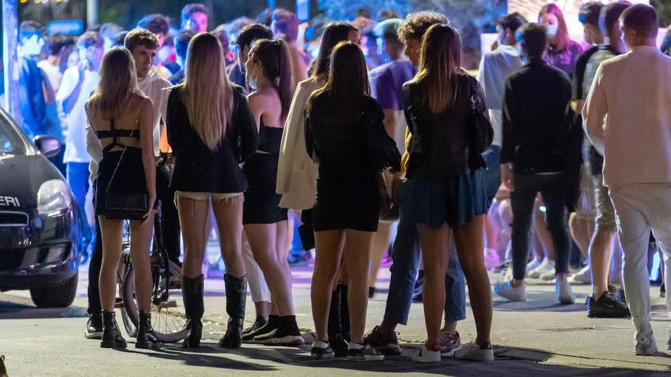 Movida selvaggia, ragazzini senza controllo e troppo alcol facile: l'allarme da Lido Spina