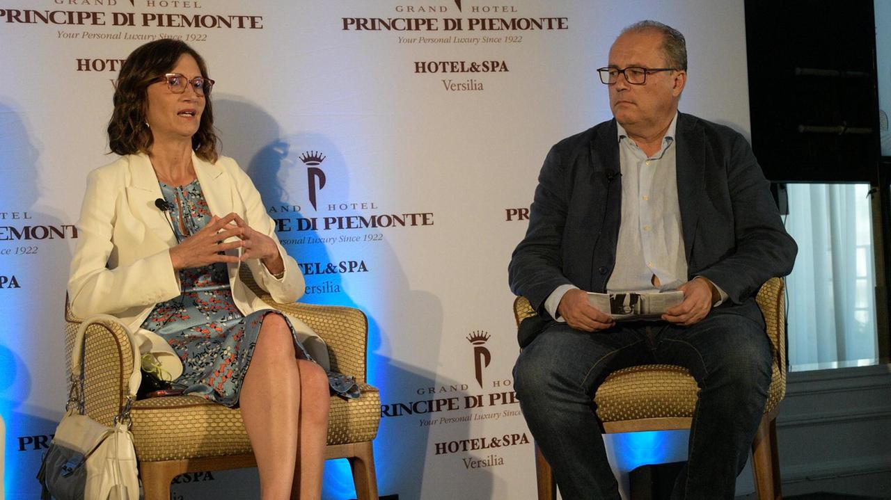 La ministra Maria Stella Gelmini e Stefano Tamburini, direttore del Tirreno