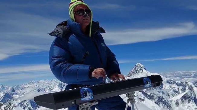 Montagna: alpinista musicista suona piano a 8.000 metri