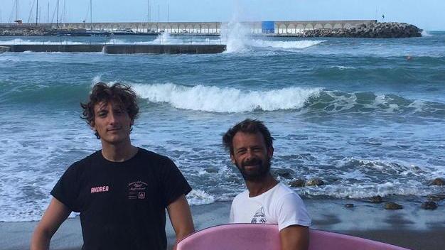 In quattro si tuffano con la mareggiata, salvati al largo da due surfisti