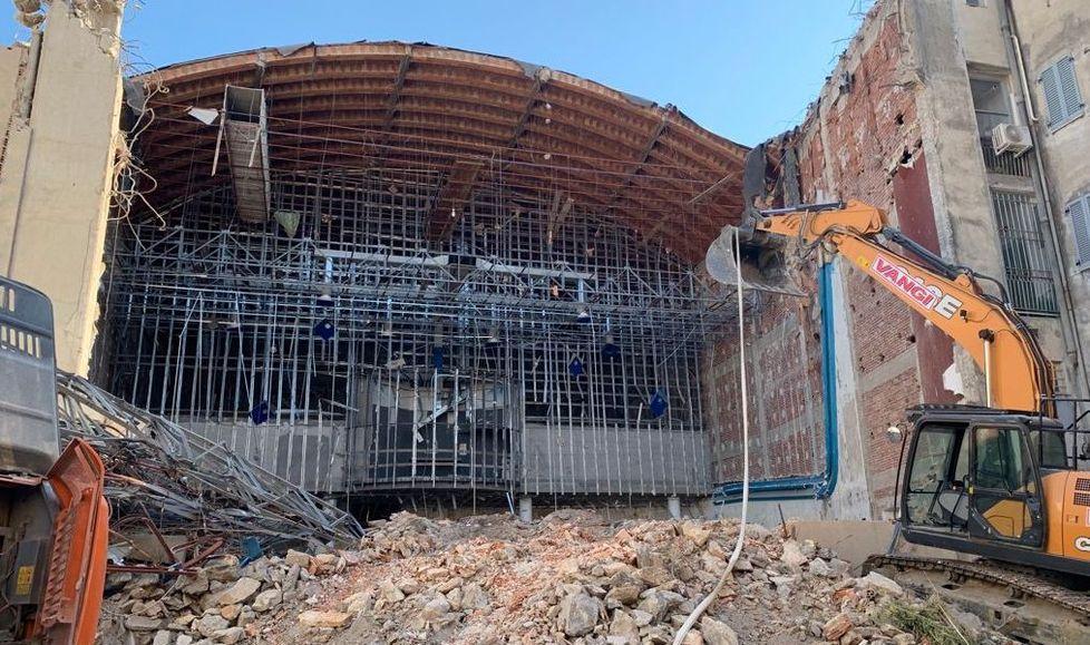 Ruspe e bulldozer per trasformare il vecchio cinema in un complesso abitativo super moderno