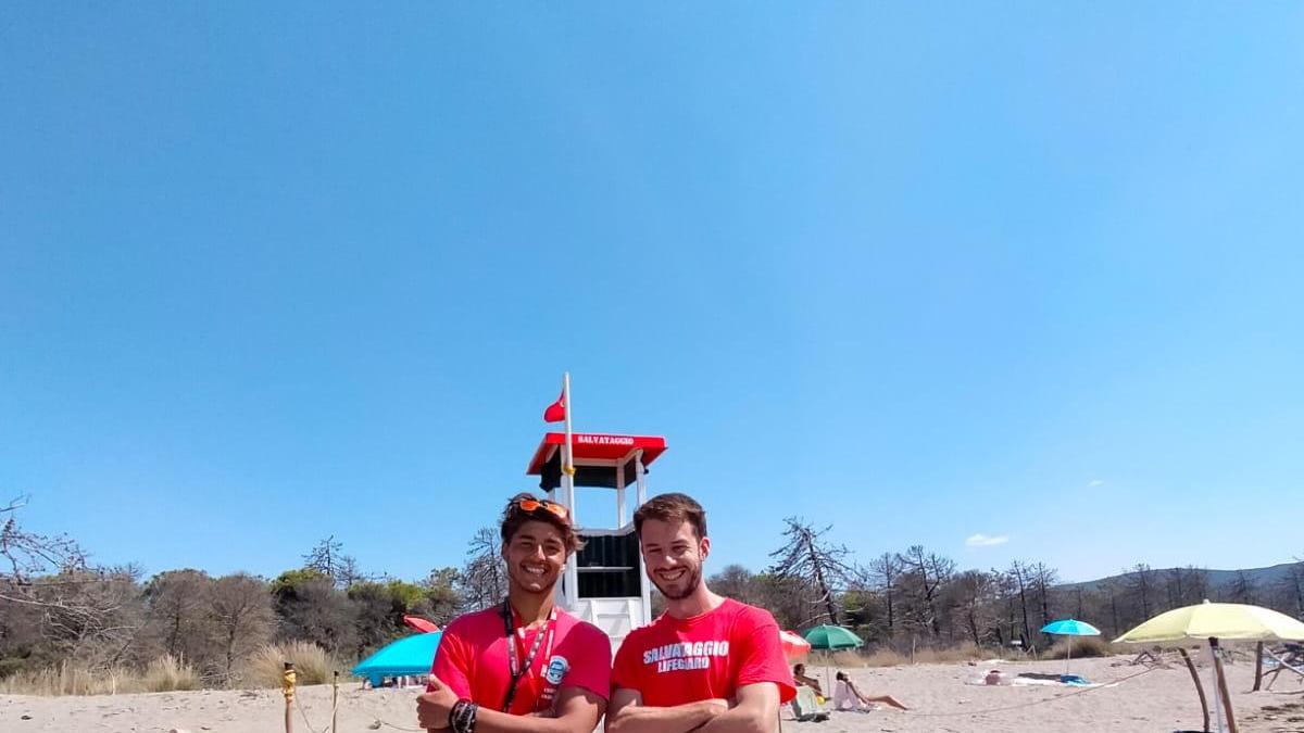 Da sinistra, Andrea Mantovani e Tommaso Isola, i due bagnini di Marina di Alberese