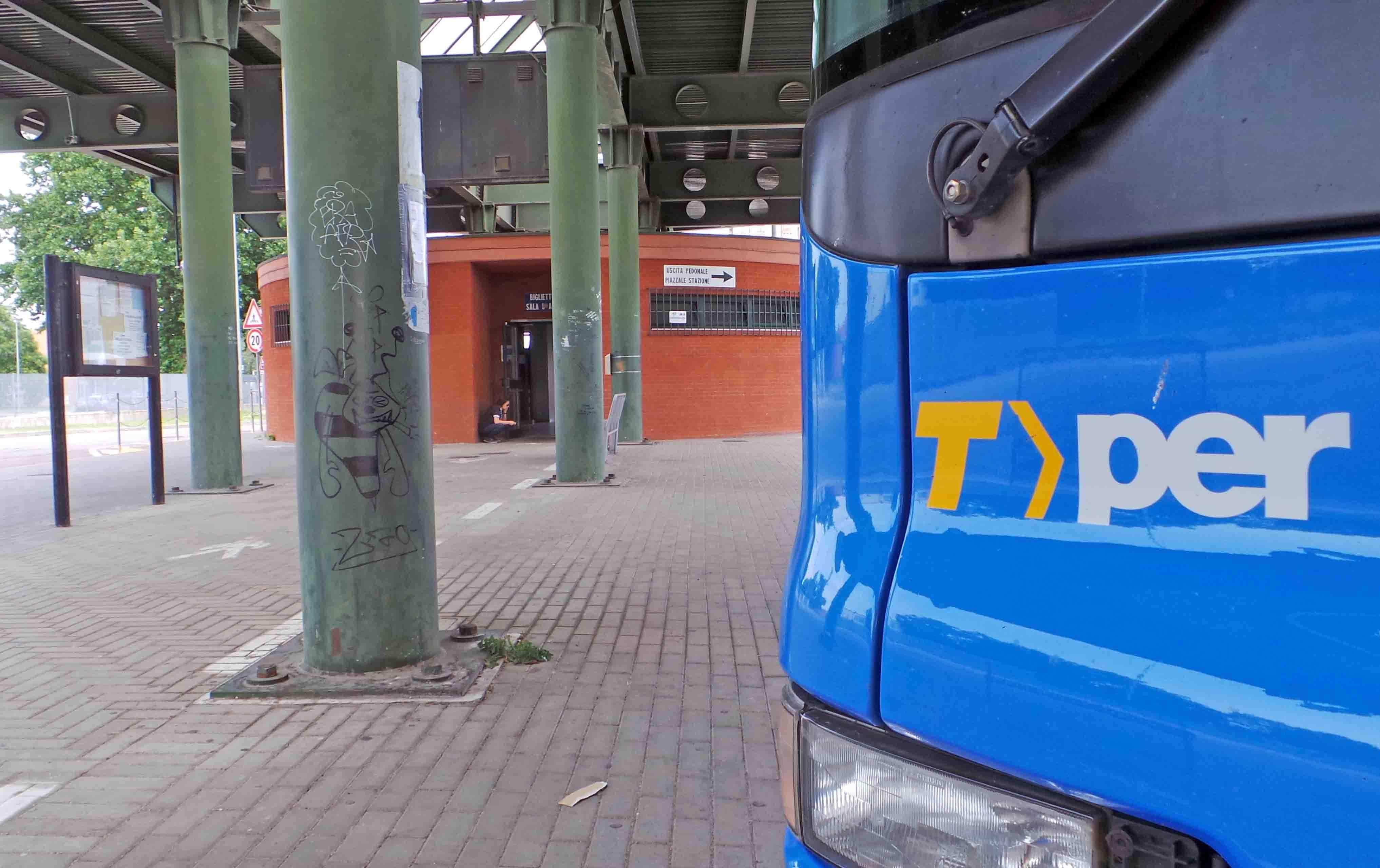 Vuol salire a bordo del bus in bicicletta, l’autista si rifiuta e lui blocca il mezzo 