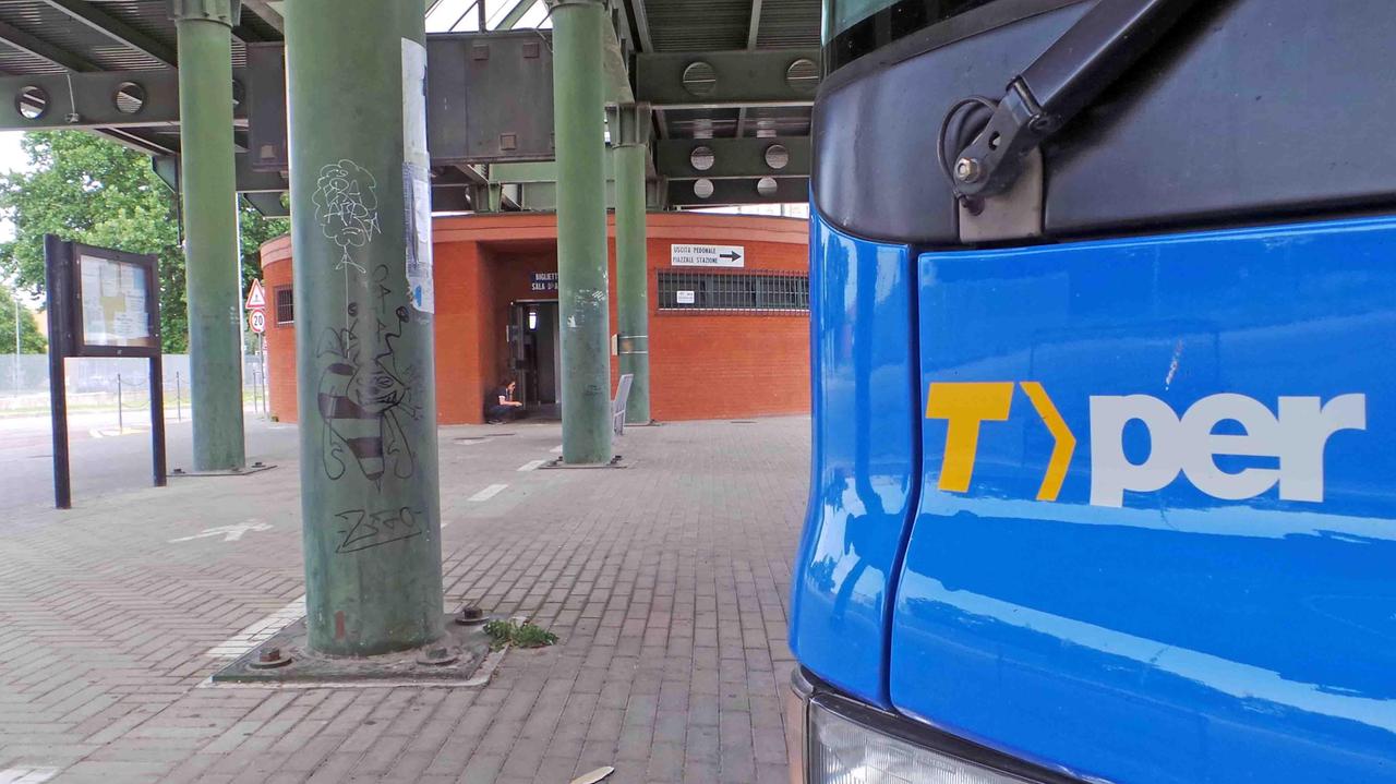 Vuol salire a bordo del bus in bicicletta, l’autista si rifiuta e lui blocca il mezzo