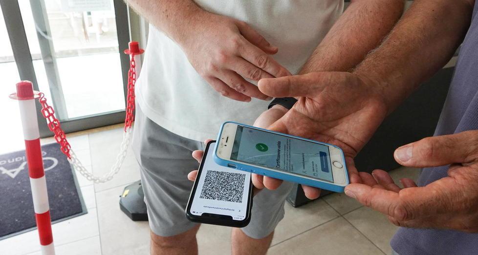 La scansione di una certificazione verde o green pass, il documento che attesta l’immunizzazione dal Covid