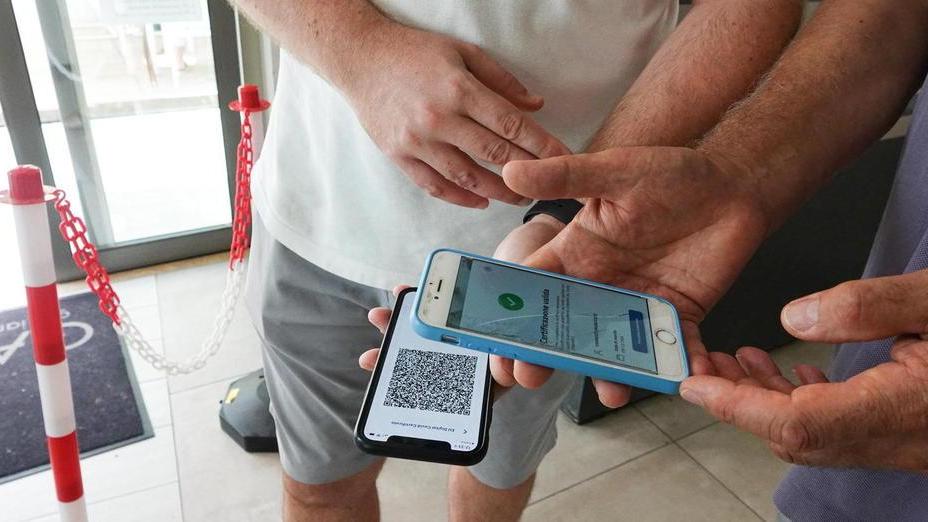 La scansione di una certificazione verde o green pass, il documento che attesta l’immunizzazione dal Covid