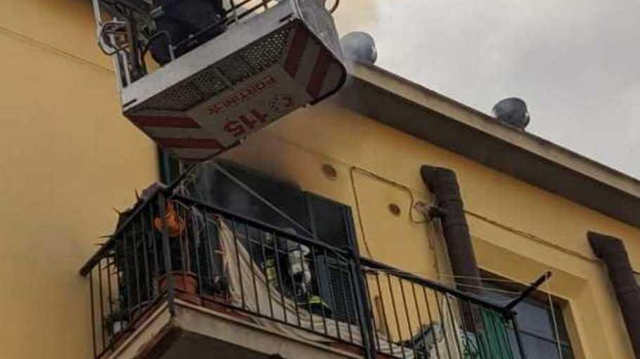Ha dato fuoco alla sua casa ed è scappata, l’incendio in via Sghinghetta è volontario
