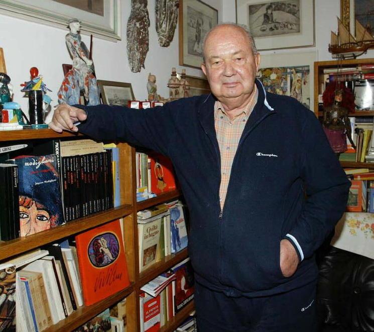 Aldo Santini in una foto del 2006 nel suo appartamento in mezzo ai suoi libri