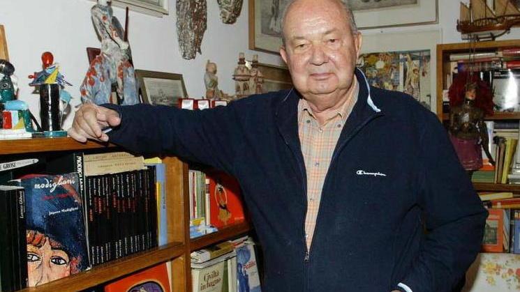 Aldo Santini in una foto del 2006 nel suo appartamento in mezzo ai suoi libri
