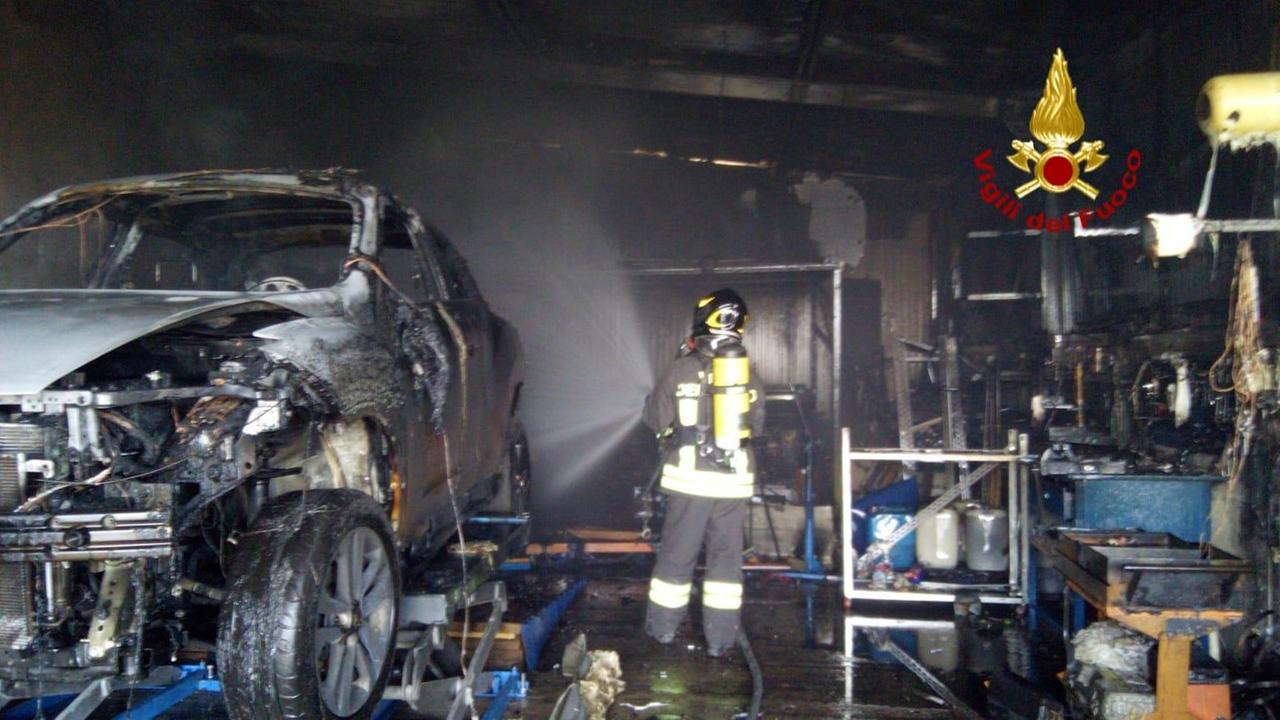 Sassari, incendio in un autofficina: due auto distrutte